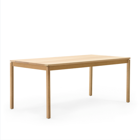 Modus spisebord i heltre fra Helland Møbler